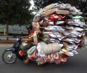 Cách Chở Hàng Bằng Xe Máy Dễ Dàng, Nhanh Chóng Nhất 8 Hình minh họa chở hàng bằng xe máy