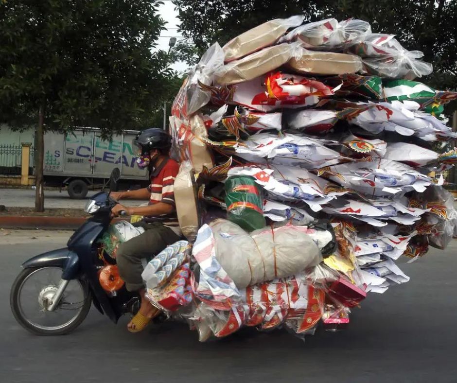 Hình minh họa chở hàng bằng xe máy