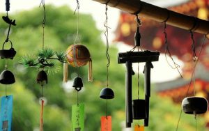 Hướng dẫn cách treo chuông gió trước cửa nhà để rước lộc vào nhà 9 chuong gio la gi