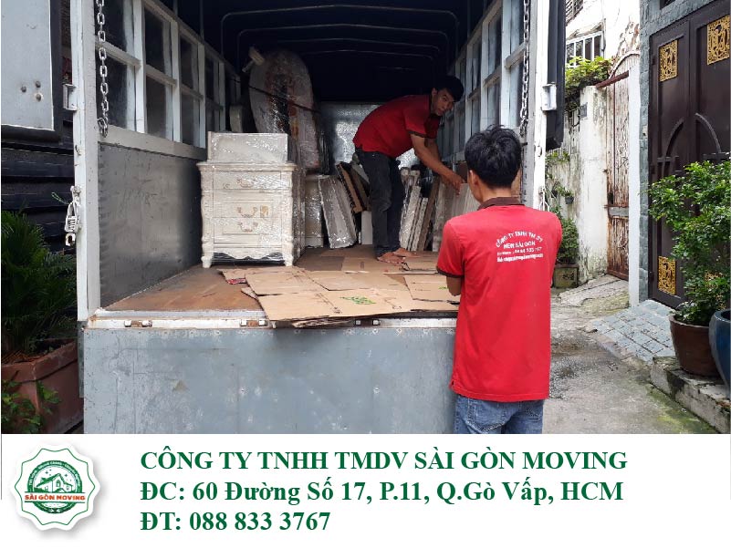 Nhân viên sắp xếp đồ đạc lên xe tải