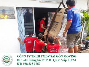 Chuyển nhà Quận 7 giá rẻ, uy tín tại Sài Gòn Moving 3 Nhân viên Sài gòn moving đưa hàng hóa lên xe vận tải