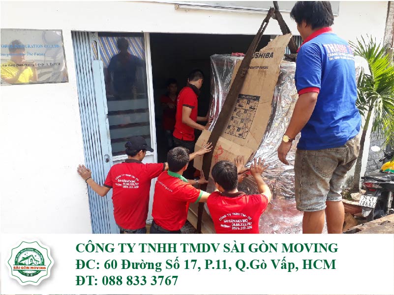 Nhân viên Sài gòn moving đưa hàng hóa lên xe vận tải