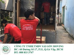 nhân viên đang thực hiện chuyển nhà